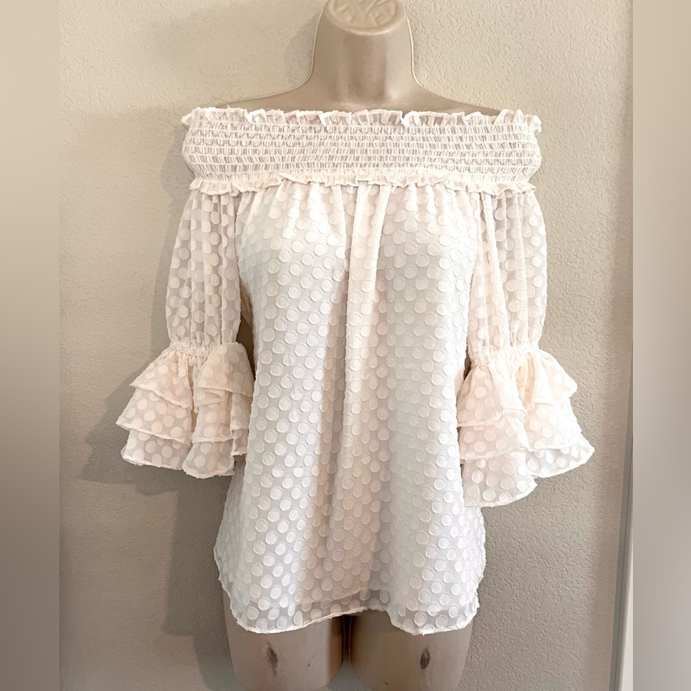 NWOT beautiful CeCe off the shoulder blouse. Sz XS